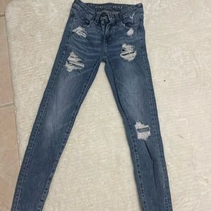 American Eagle NWOT Women’s Medium Wash distressed Skinny Jeans